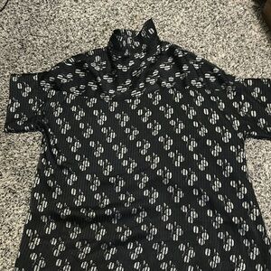 NWOT. Alice + Olivia silky feeling floral tunic. With silver flowers Size L.